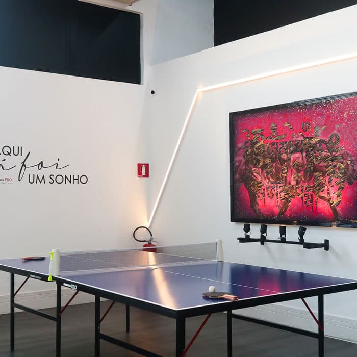 Mesa de pingue-pongue e arte em rosa no Espaço PRO