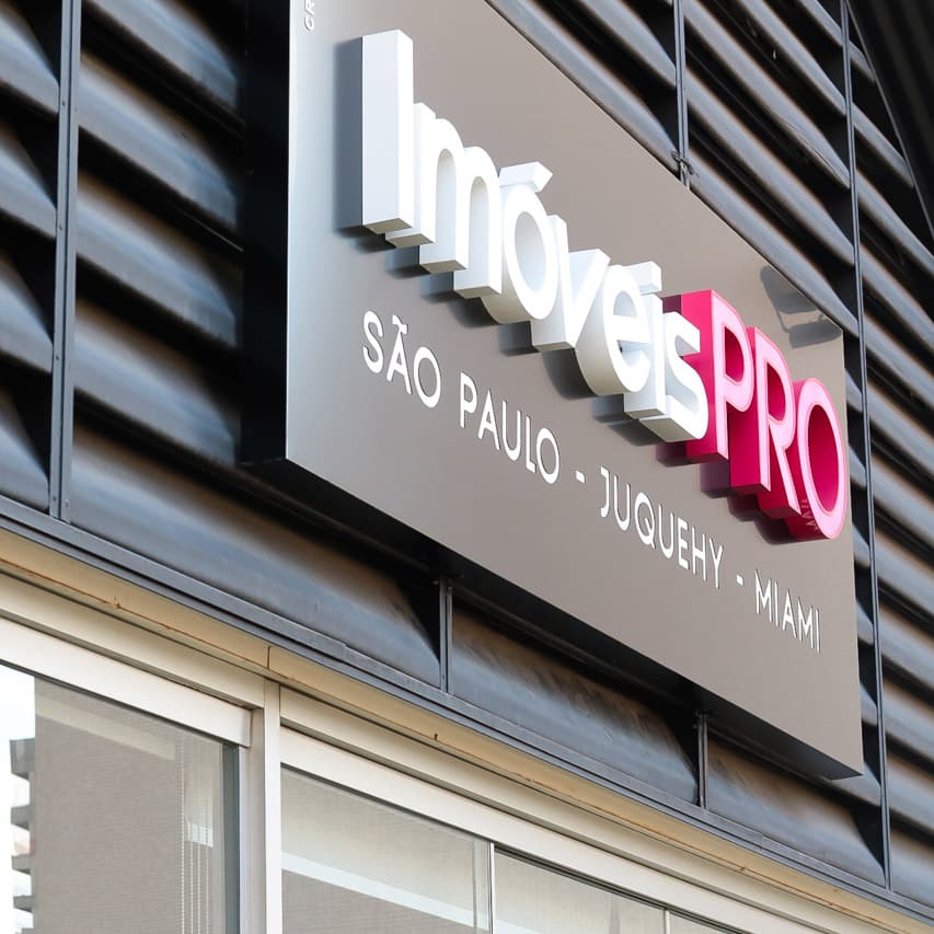 A marca Imóveis PRO na fachada da imobiliária