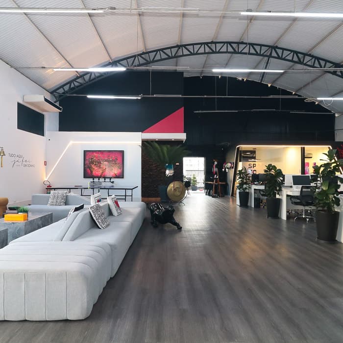 O salão do Espaço PRO, com lounge e estações de trabalho