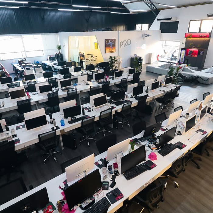 As estações de trabalho integradas da equipe no Espaço PRO