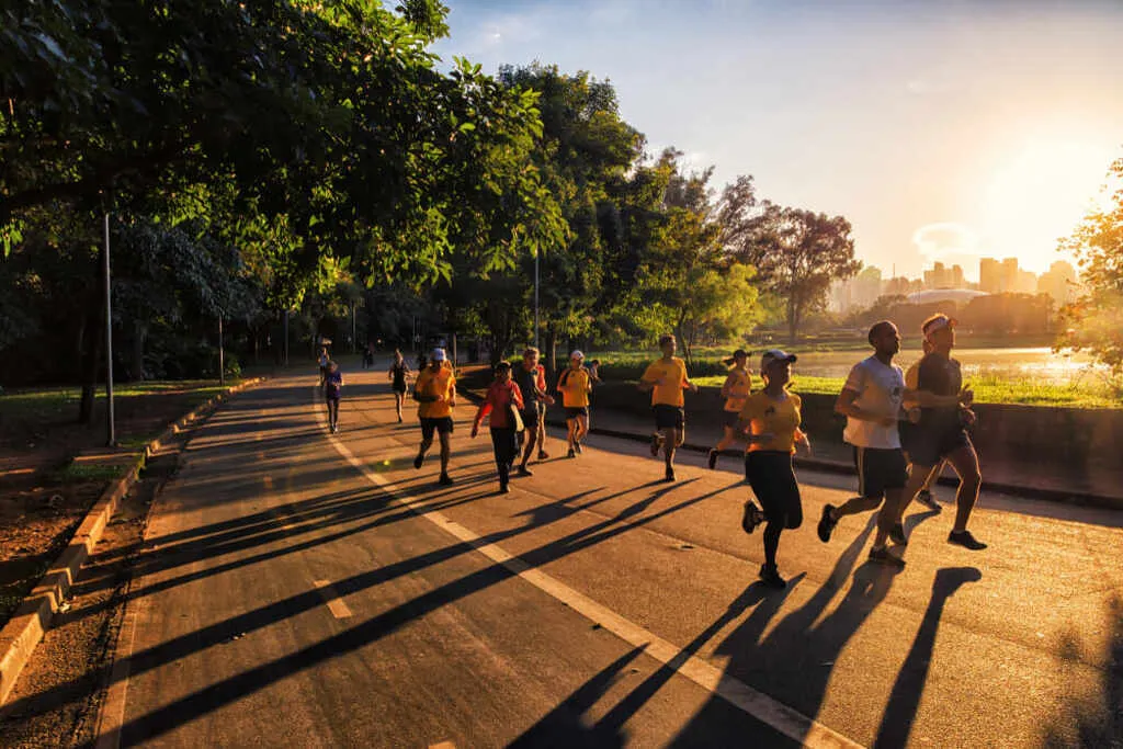 pessoas passeando ao pôr do sol em Moema