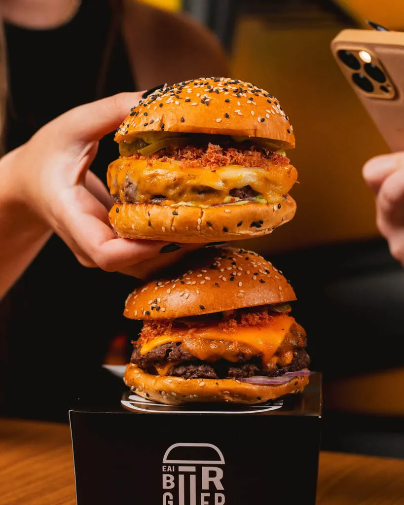 hambúrgueres da hamburgueria em Moema E aí burger