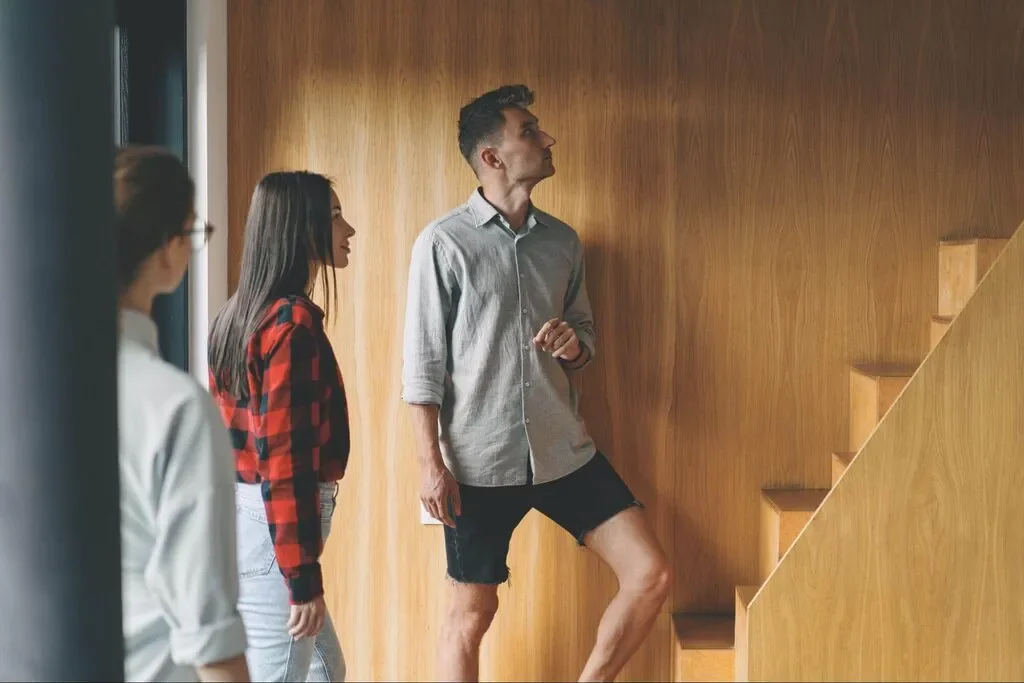 Casal visitando seu nova casa