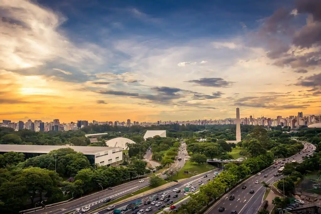 Vista aérea de Moema e do Parque Ibirapuera ao pôr do sol, ponto turístico imperdível em São Paulo