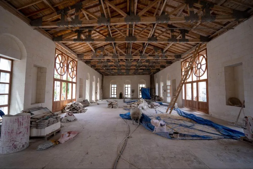 interior de imóvel em reforma, representando como começar a investir em imóveis