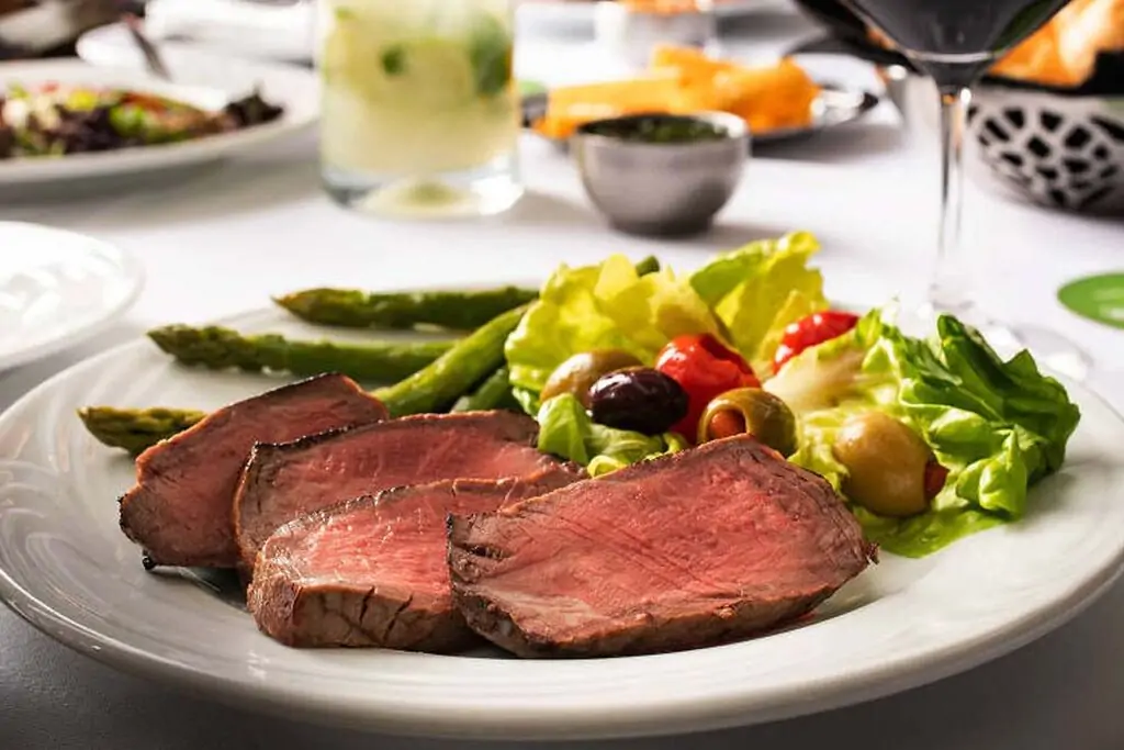 prato de carne do Fogo de Chão, um dos restaurantes em Moema