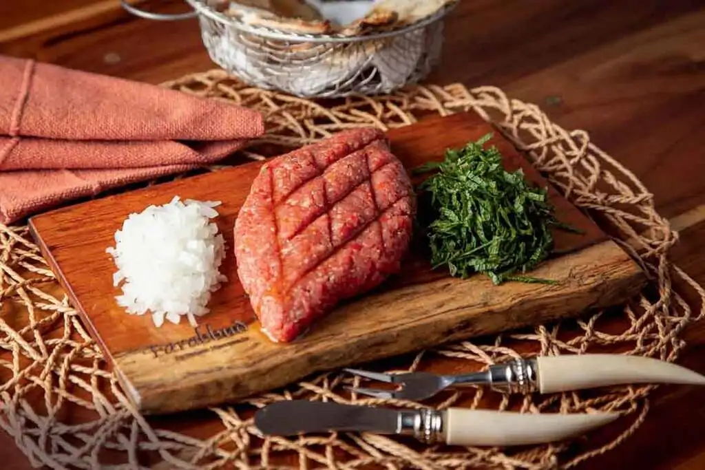 prato de carne com acompanhamentos do Farabbud, um dos restaurantes em Moema