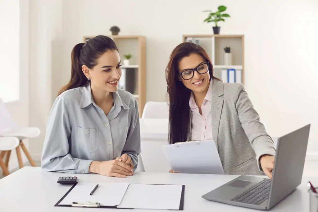 cliente em escritório negociando financiamento de imóveis com profissional do mercado imobiliário