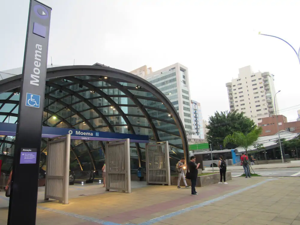 Imagem da estação de metrô escrito Moema