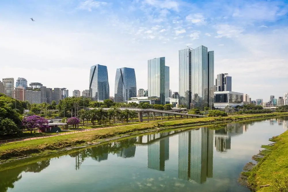 Prédios em uma cidade com árvores ao lado