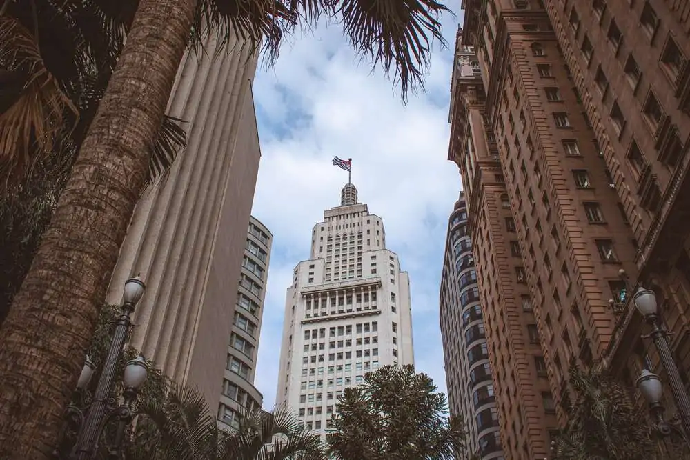 Prédio com bandeira de São Paulo hasteada