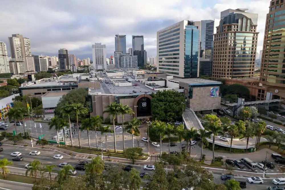 Prédios em brooklin SP com rodovias, carros e comércios