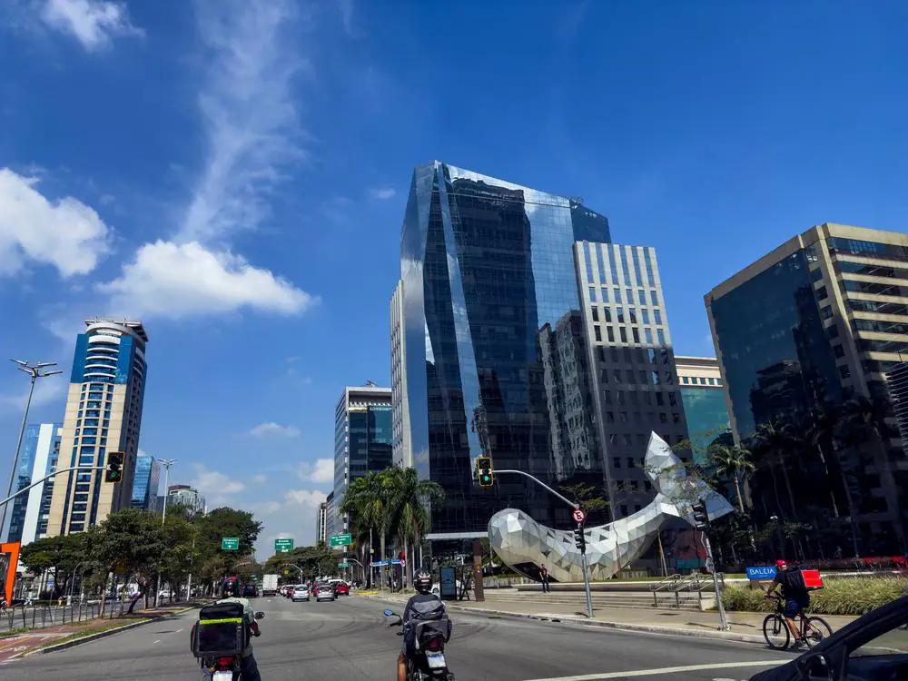 Avenida com prédios ao lado em Itabim Bibi São Paulo - SP